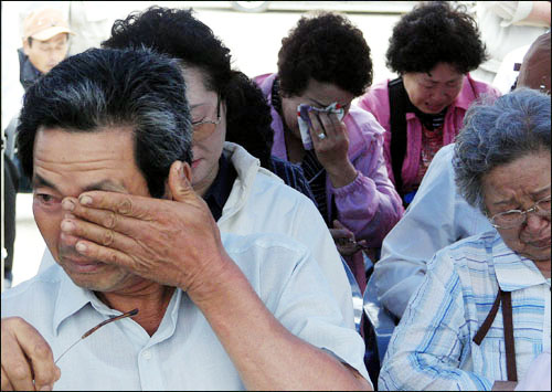 1일 열린 산내 골령골 희생자 위령제 및 유해발굴을 위한 개토제에 참석한 유가족들이 흐느끼고 있다. 